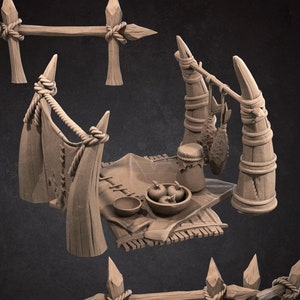 Könnte beinhalten: Ein Set aus 3D-gedruckten Miniaturrequisiten für Tabletop-Rollenspiele, bestehend aus einem Holzzaun, einem Zelt und einem Essensstand mit einem hängenden Fisch, Obst und einer Schüssel. Die Requisiten sind aus hellbraunem Material gefertigt und für den Einsatz in einer Fantasy-Umgebung konzipiert.