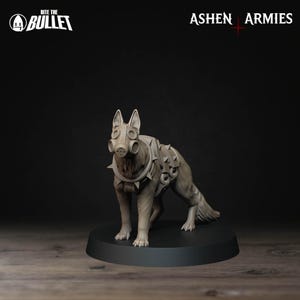 Könnte beinhalten: Graue Figur eines Hundes mit Gasmaske und Stachelpanzerung. Der Hund steht auf einem schwarzen, kreisförmigen Sockel. Die Texte "Bite the Bullet" und "Ashen Armies" sind sichtbar.