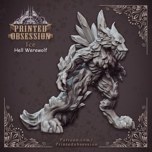 Op de afbeelding: Een gedetailleerd miniatuur van een ijshel-weerwolf, een wezen met een wolfachtig hoofd, scherpe klauwen en een lichaam bedekt met ijskristallen. Het miniatuur is in lichtgrijs geverfd en staat in een dynamische houding.