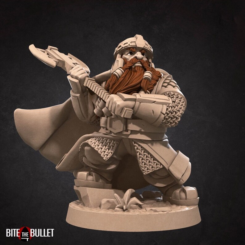 K&ouml;nnte beinhalten: Eine Miniaturfigur eines b&auml;rtigen Zwergenkriegers mit Kettenpanzer, Helm und Umhang, der eine doppelseitige Streitaxt h&auml;lt. Die Figur hat einen rotbraunen Bart und steht auf einem felsigen Sockel. Der Text BITE THE BULLET ist zu sehen.
