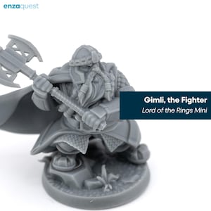 K&ouml;nnte beinhalten: Eine graue Miniaturfigur aus Kunstharz, die einen b&auml;rtigen Krieger mit Helm und R&uuml;stung darstellt, der eine Doppelaxt h&auml;lt. Die Figur steht auf einem runden Sockel und zeigt den Text Gimli, the Fighter Lord of the Rings Mini auf einem Overlay.