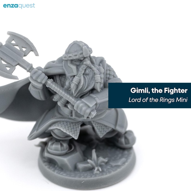 K&ouml;nnte beinhalten: Eine graue Miniaturfigur aus Kunstharz, die einen b&auml;rtigen Krieger mit Helm und R&uuml;stung darstellt, der eine Doppelaxt h&auml;lt. Die Figur steht auf einem runden Sockel und zeigt den Text Gimli, the Fighter Lord of the Rings Mini auf einem Overlay.