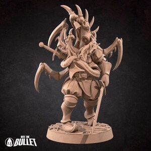 Könnte beinhalten: Beigefarbene Figur einer Fantasy-Kreatur mit mehreren Armen, Klingen und einer Maske. Die Figur trägt eine Tunika und eine Pluderhose und hält zwei Schwerter. Auf der Basis der Figur steht der Text "Bite the Bullet".