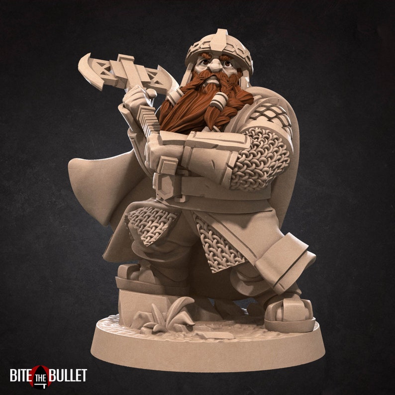K&ouml;nnte beinhalten: Eine beige Miniaturfigur eines b&auml;rtigen Zwergenkriegers mit Helm und Kettenr&uuml;stung, der eine doppelseitige Streitaxt h&auml;lt. Die Figur steht auf einem runden Sockel, wobei der Text BITE THE BULLET in der unteren linken Ecke abgedruckt ist.