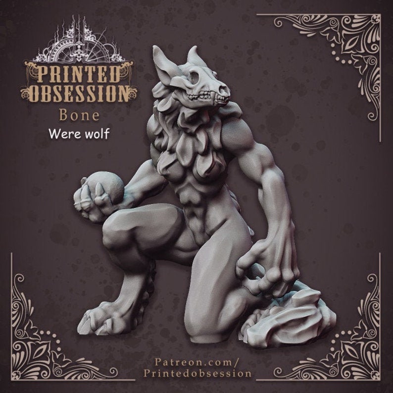 Op de afbeelding: Een grijs 3D-geprint miniatuur van een weerwolf, hurkend met zijn hoofd naar de zijkant gedraaid. De weerwolf heeft een skeletachtig hoofd en een gespierd lichaam. Het miniatuur is gelabeld "Bone Werewolf" en maakt deel uit van de "Printed Obsession" collectie.