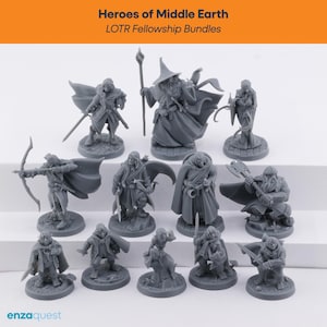 Könnte beinhalten: Eine Sammlung von elf grauen Miniatur-Fantasy-Figuren, angeordnet in drei Reihen. Der Text oben lautet Heroes of Middle Earth LOTR Fellowship Bundles, und der Text unten links lautet enzaquest. Jede Figur stellt einen Charakter in dynamischen Posen mit Umhängen, Waffen und detaillierter Kleidung dar.