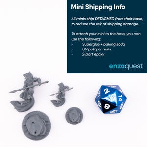 K&ouml;nnte beinhalten: Zwei unbemalte graue Harzminiaturen von fuchsartigen Kriegern mit Speeren, jeweils mit separater runder Basis, neben einem blauen zwanzigseitigen W&uuml;rfel mit wei&szlig;en Zahlen. Der Text lautet Mini Shipping Info und enzaquest.
