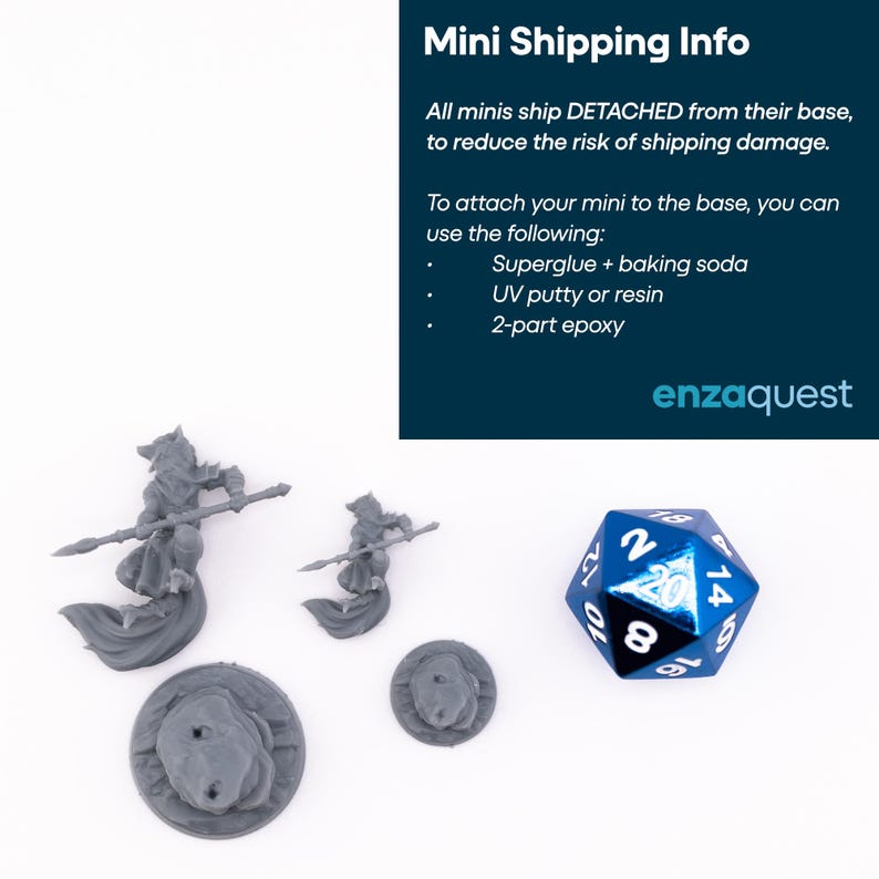 K&ouml;nnte beinhalten: Zwei unbemalte graue Harzminiaturen von fuchsartigen Kriegern mit Speeren, jeweils mit separater runder Basis, neben einem blauen zwanzigseitigen W&uuml;rfel mit wei&szlig;en Zahlen. Der Text lautet Mini Shipping Info und enzaquest.