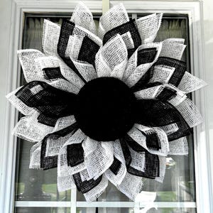 Corona de flores blancas y negras, decoración rústica para puerta de casa de campo, corona moderna y neutra, adorno para puerta de entrada, hecha a mano, envío gratis