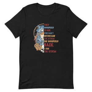 Le hanno sussurrato che non puoi resistere alla tempesta Che ha sussurrato indietro I Am The Storm T-shirt unisex
