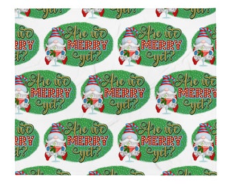Könnte beinhalten: Weiße Decke mit einem sich wiederholenden Muster von Weihnachtszwergen, die Cocktails halten. Jeder Zwerg hat einen rot-blau gestreiften Hut und ist von einem grünen Oval mit dem Text "Are we MERRY yet?" umgeben.