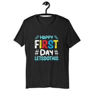 Zurück in der Schule glücklicher erster Tag können Sie dieses Unisex T-Shirt