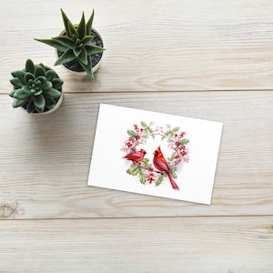 Lindo Cartão Postal Padrão de Guirlanda de Natal com Cardeal Duplo