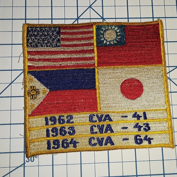 T Enorme Guerra del Vietnam CVA-41 CVA-43 CVA-64 Midway Coral Sea Constellation Far East Cruise 1962 1963 1964 Us Navy Spalla Patch Trapunta in tessuto Nam