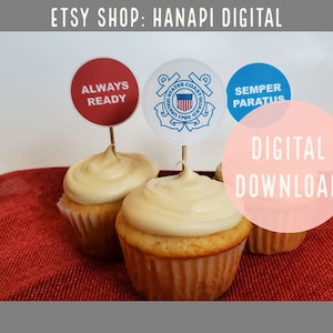 Puede incluir: Tres cupcakes con glaseado blanco y adornos. Los adornos son un círculo rojo con el texto "ALWAYS READY", un círculo blanco con el logotipo de la Guardia Costera de los Estados Unidos y un círculo azul con el texto "SEMPER PARATUS". Los cupcakes están sobre un mantel rojo. El texto "DIGITAL DOWNLOAD" está en un círculo rosa.