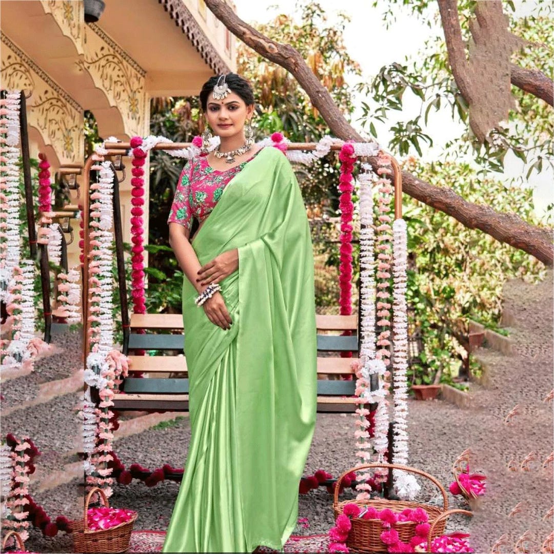 ライトグリーンの無地サテンサリーとコントラストブラウス - Etsy 日本 イザベルブランシュ シャツ ブラウス サテン レース ライトグリーン