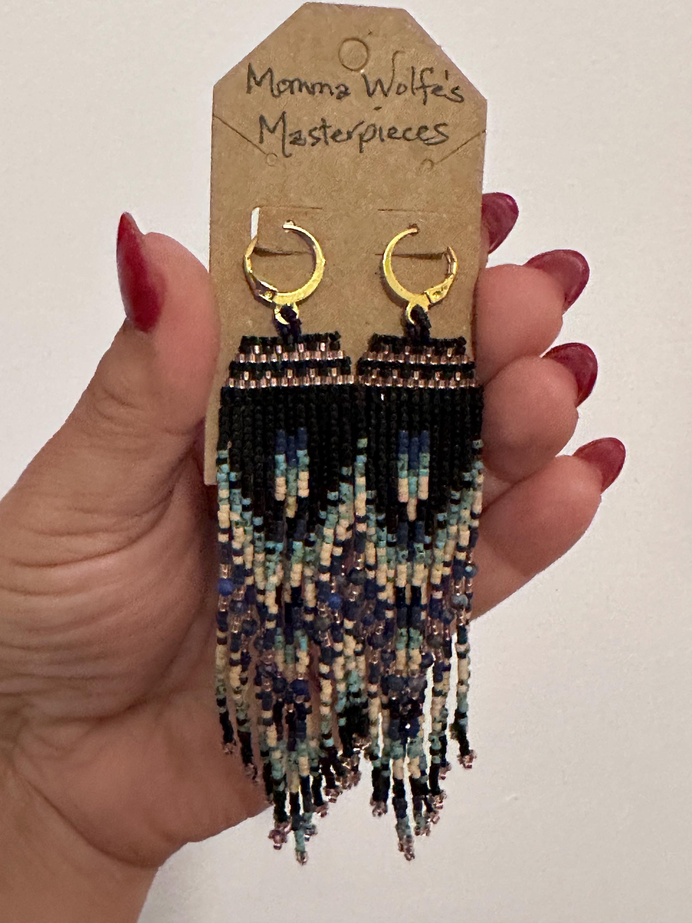 Obras maestras de Mama Wolfe - Tiendas de propiedad indígena Pendientes de cuentas nativas de Alaska Yup'ik Regalos de Alaska Pendientes hechos a mano Trabajos con cuentas nativas