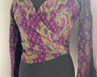 Top corto in pile con stampa paisley e laccetti: cardigan boho con cappuccio da donna