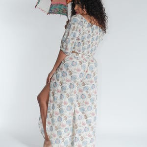 Puede incluir: Un juego de tres tazas de cerámica con un acabado mate moteado. Las tazas son de color crema, gris claro y gris oscuro. Cada taza tiene un diseño simple y minimalista.