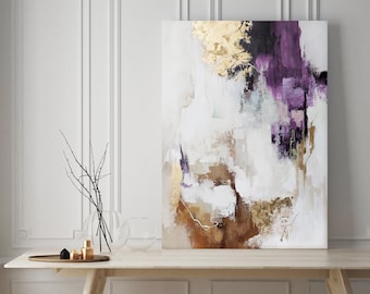Könnte beinhalten: Abstraktes Gemälde mit Goldblatt-Akzenten und violetten, weißen und braunen Farbtönen. Das Gemälde wird auf einem Holztisch mit einer Vase mit Zweigen und einem Hocker ausgestellt.