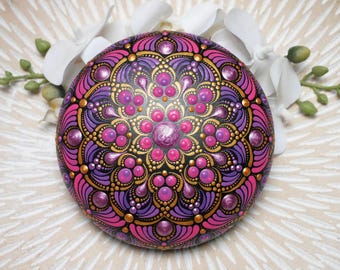 Hand-painted mandala stone, artificial stone, mandala art, dot art mandala, unique piece, dot painting, table decoration