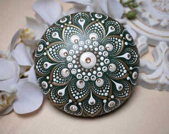 Mandala stone, hand-painted decoration, painted stones, dot art painting, stone painting decoration, meditation stone