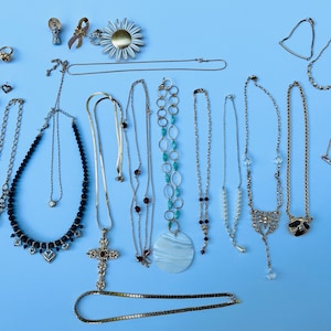 Grand lot de bijoux Avon vintage - colliers, bracelets, bagues, boucles d&#39;oreilles, épingles