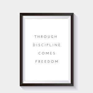 Pode incluir: Impress&atilde;o emoldurada em preto com o texto "THROUGH DISCIPLINE COMES FREEDOM" em branco.