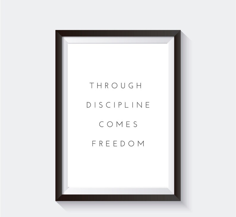 Pode incluir: Impress&atilde;o emoldurada em preto com o texto "THROUGH DISCIPLINE COMES FREEDOM" em branco.