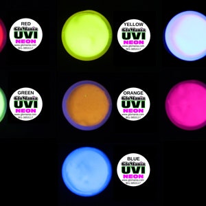 Könnte beinhalten: Zehn kleine Behälter gefüllt mit leuchtender Neonfarbe in verschiedenen Farben, darunter Rot, Gelb, Weiß, Grün, Orange, Pink und Blau. Jeder Behälter ist mit dem Farbnamen und dem Text "GloMania UVI NEON" sowie einer Website-Adresse beschriftet.