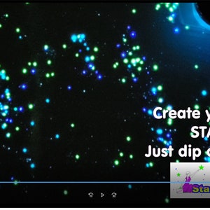 Puede incluir: Una captura de pantalla de un video que muestra un fondo oscuro con puntos brillantes azules y verdes. El texto "Crea tus propias ESTRELLAS. Solo sumerge y cepilla" se muestra en la pantalla. El logotipo de StarMakerFX está en la esquina inferior derecha de la pantalla.