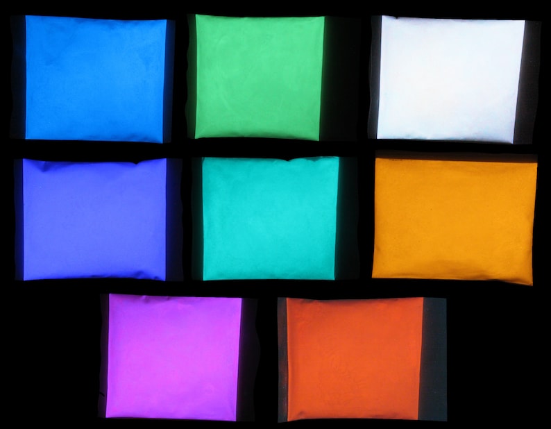 Puede incluir: Ocho peque&ntilde;as bolsas de polvo que brilla en la oscuridad en varios colores, incluidos azul, verde, blanco, morado, naranja y amarillo.