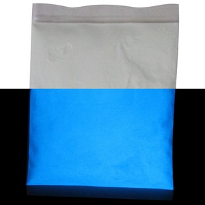 Puede incluir: Una bolsa de pl&aacute;stico blanca llena de polvo azul que brilla en la oscuridad.