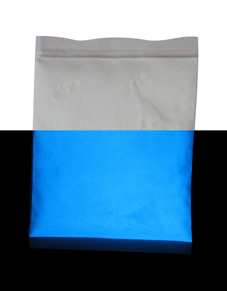 Puede incluir: Una bolsa de pl&aacute;stico blanca llena de polvo azul que brilla en la oscuridad.