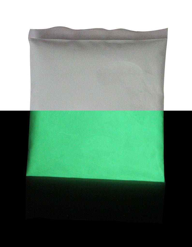 Puede incluir: Una bolsa blanca llena de polvo verde brillante que brilla en la oscuridad.