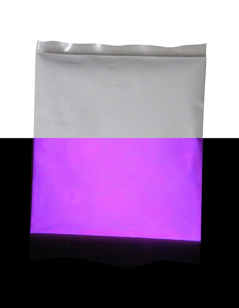 Puede incluir: Una bolsa de pl&aacute;stico blanca llena de polvo morado brillante. El polvo brilla en la oscuridad.