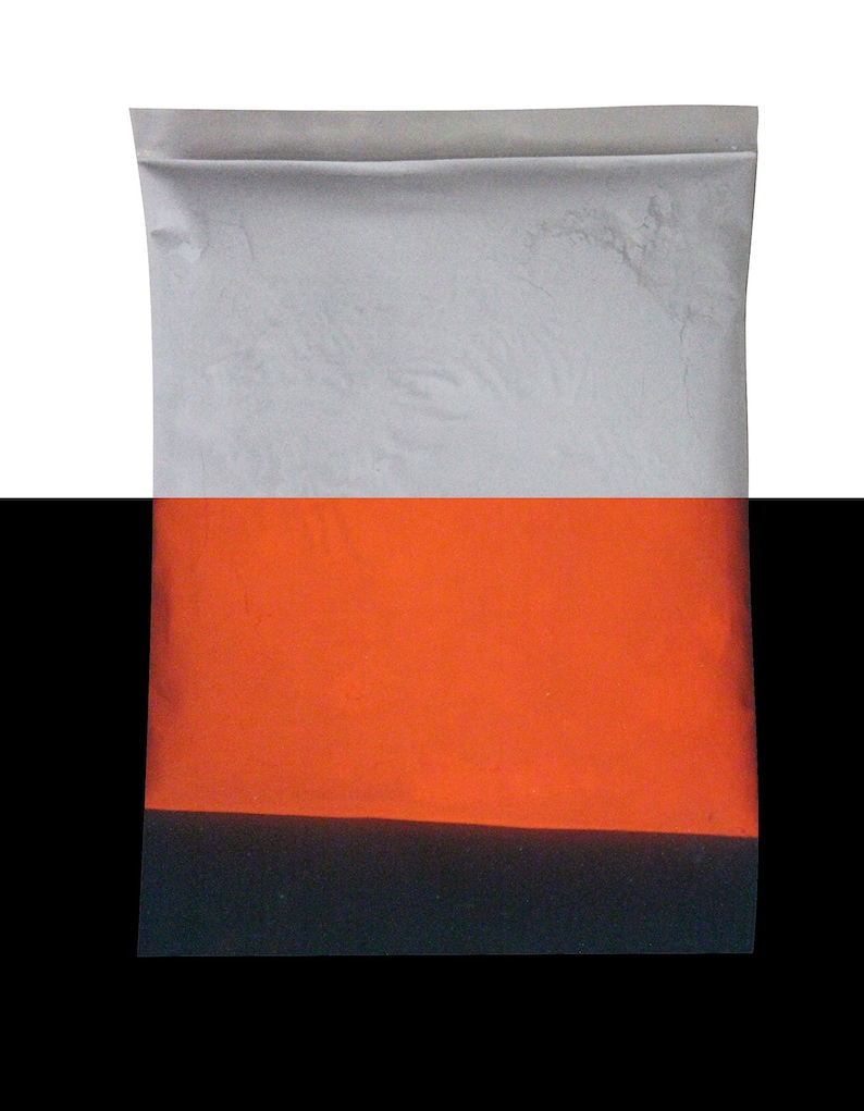 Puede incluir: Una bolsa de pl&aacute;stico blanca llena de polvo gris, con una capa naranja brillante en la parte superior. La bolsa est&aacute; sellada en la parte superior.