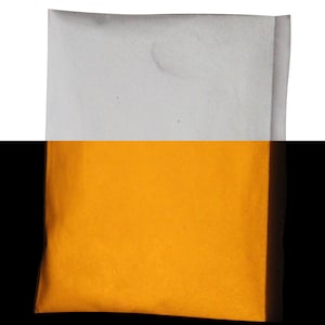 Puede incluir: Una bolsa de papel blanca con polvo amarillo brillante en su interior.