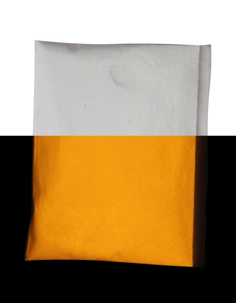Puede incluir: Una bolsa de papel blanca con polvo amarillo brillante en su interior.