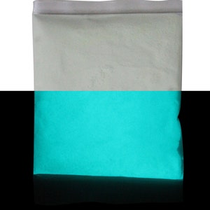 Puede incluir: Una bolsa de pl&aacute;stico blanca llena de polvo fosforescente de color turquesa brillante.