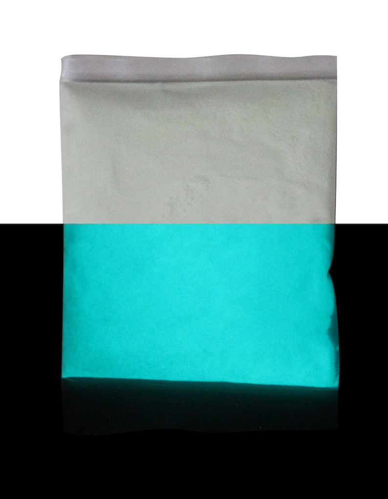 Puede incluir: Una bolsa de pl&aacute;stico blanca llena de polvo fosforescente de color turquesa brillante.