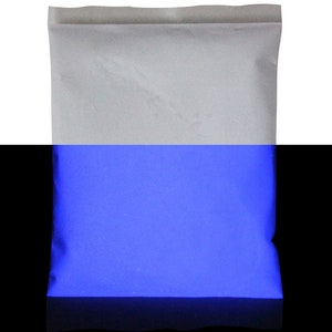 Puede incluir: Una bolsa blanca resellable llena de polvo azul que brilla en la oscuridad.