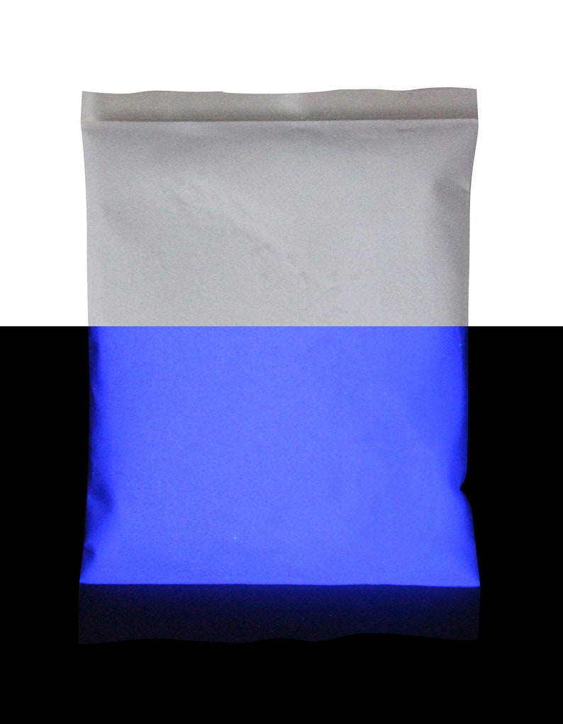 Puede incluir: Una bolsa blanca resellable llena de polvo azul que brilla en la oscuridad.