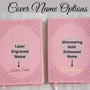 Pu&ograve; includere: Due bibbie rosa con bordi decorativi. Il libro a sinistra mostra un nome inciso al laser Kristen Smith. Il libro a destra mostra un nome in rilievo color oro scintillante Charity. Il testo Cover Name Options appare nella parte superiore.