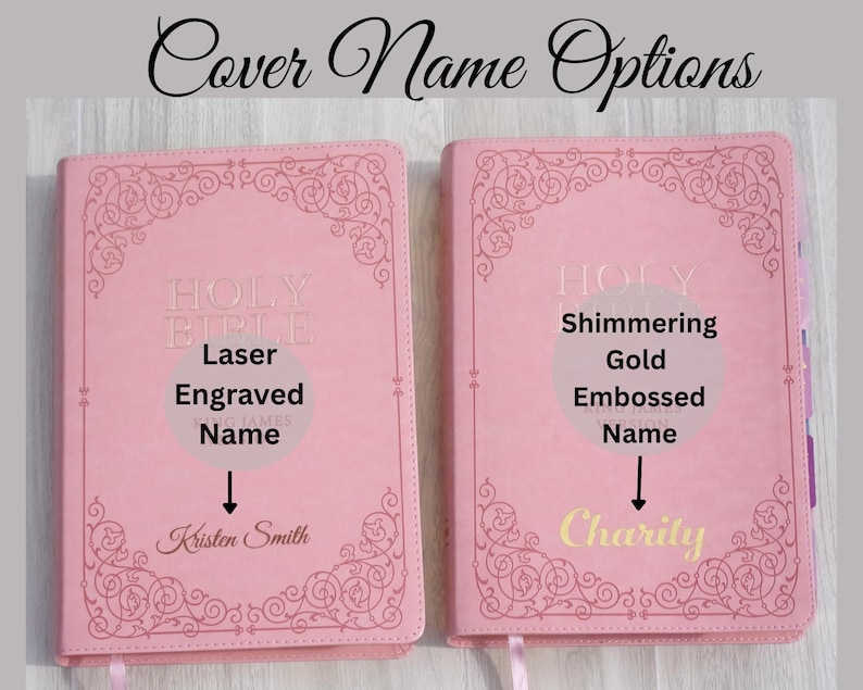 Pu&ograve; includere: Due bibbie rosa con bordi decorativi. Il libro a sinistra mostra un nome inciso al laser Kristen Smith. Il libro a destra mostra un nome in rilievo color oro scintillante Charity. Il testo Cover Name Options appare nella parte superiore.