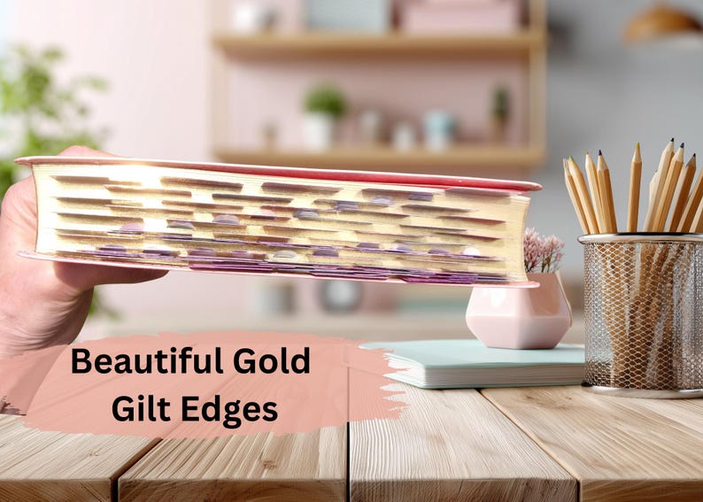 Pu&ograve; includere: Un libro rosa con bordi dorati e numerosi segnapagina viola che sporgono dal lato. Il testo "Beautiful Gold Gilt Edges" &egrave; stampato in nero su uno sfondo rosa che copre la parte inferiore dell'immagine.