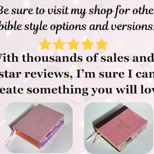 Pu&ograve; includere: Due bibbie con copertine rosa e linguette colorate. La bibbia a sinistra ha un intaglio a croce, quella a destra presenta motivi floreali e testo dorato. Il testo recita: Be sure to visit my shop for other bible style options and versions.