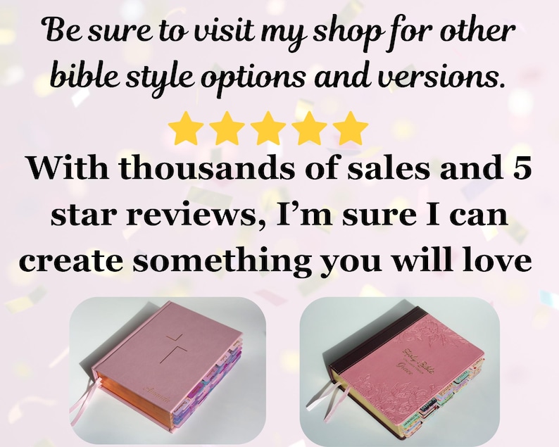 Pu&ograve; includere: Due bibbie con copertine rosa e linguette colorate. La bibbia a sinistra ha un intaglio a croce, quella a destra presenta motivi floreali e testo dorato. Il testo recita: Be sure to visit my shop for other bible style options and versions.