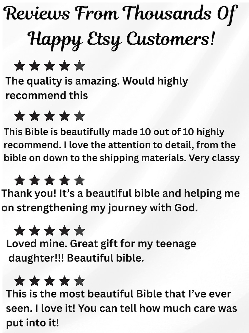 Pu&ograve; includere: Una grafica che mostra il testo Reviews From Thousands Of Happy Etsy Customers! seguito da cinque recensioni separate a cinque stelle. Ogni recensione include una riga di cinque icone a forma di stella nera e un testo che elogia la qualit&agrave; di una Bibbia.