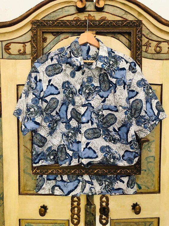 Vintage Retro Shirt with Globe Pattern and Elefant
